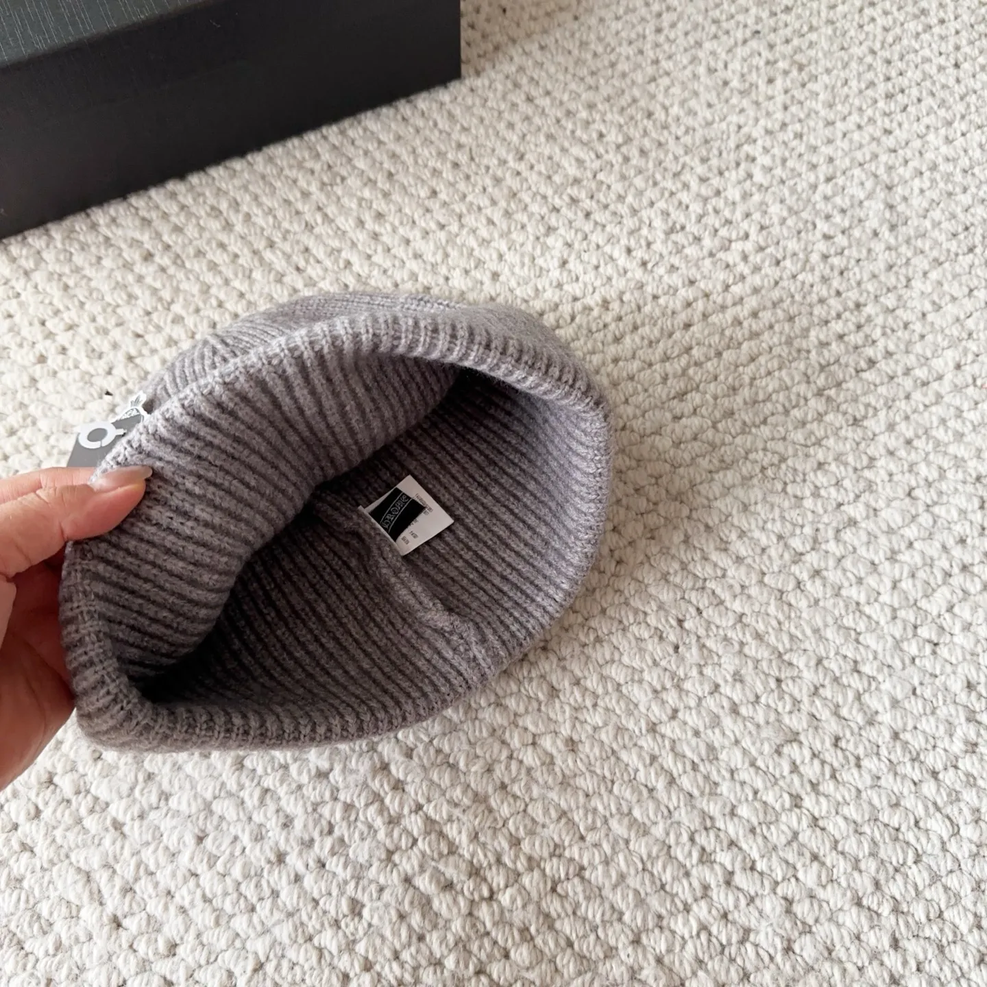 💰60 Crow Heart Autumn and Winter Wool Knitted Beanie This must be a favorite of minimalism. It is clean, neat, fashionable and versatile, and will definitely not be picky about your face shape! A fashionable classic that lasts forever! Fashionable black and white can be purchased together!